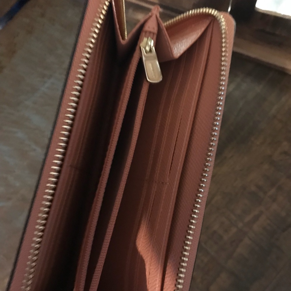 💛SOLD**Coach Crossgrain Wallet - Picture 4 of 6
